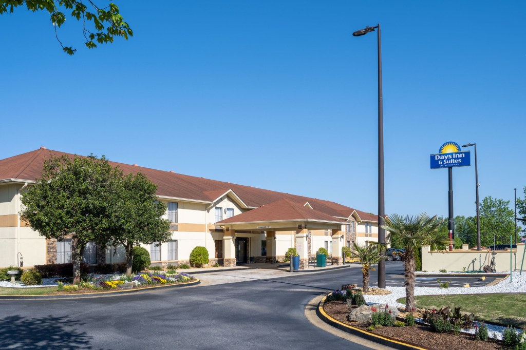 Picture of: Days Inn & Suites by Wyndham Commerce  Commerce, GA Hotels