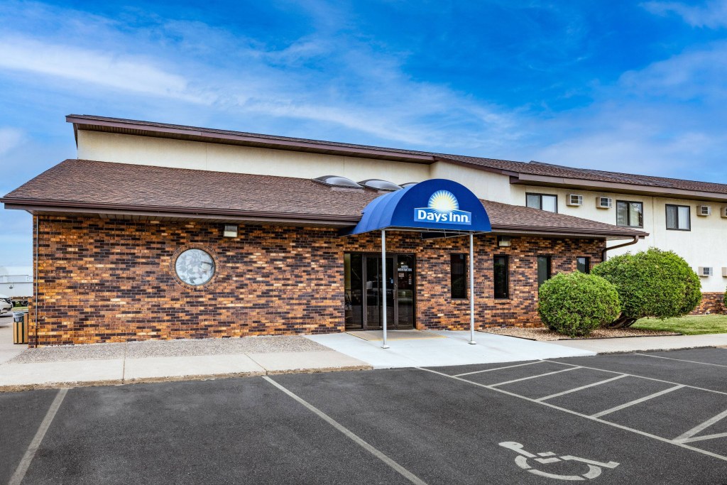 Picture of: Days Inn by Wyndham Monticello  Monticello, MN Hotels