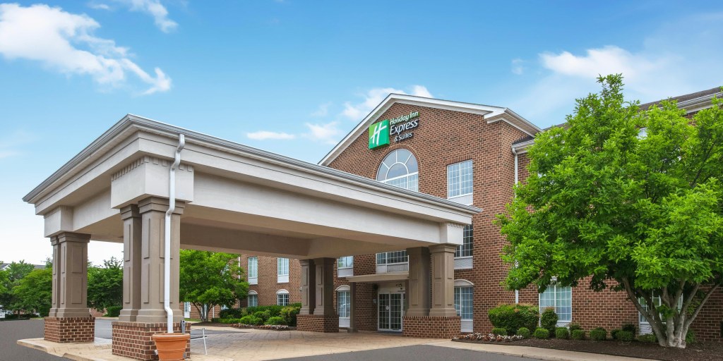 Picture of: Pet-Friendly Warrenton Hotel  Holiday Inn Express & Suites Warrenton